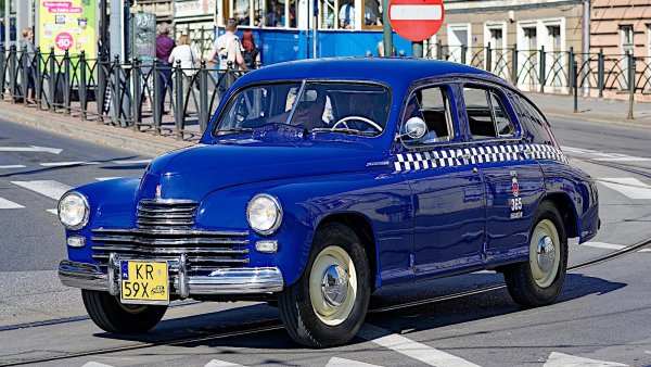 Първата кола на FSO, кръстена на родния град на компанията - Варшава, е истински  продукт на две соц страни. Това е полският еквивалент на руския ГАЗ-М20 Победа. Копието надживява обаче съветската машина. Тази Warsawa все още е на пазара до 1973 година, когато вероятно изглежда стара и по нашите ширини. 

Макар че инженерите са направили някои дребни промени. Възложено е на дизайнери да измислят нещо по-яко, но така и не минава етап на проучвания.